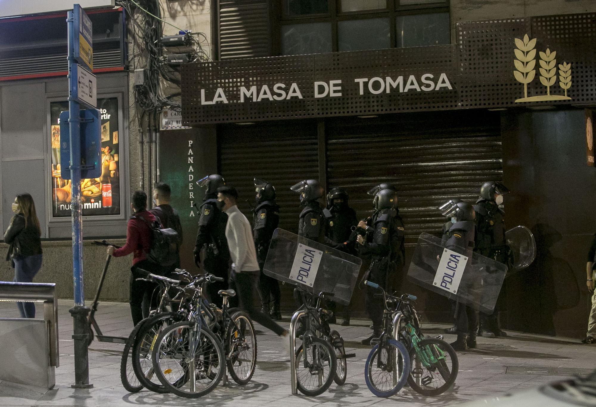 Un grupo de jóvenes negacionistas se enfrenta a la Policía Nacional en el centro de Alicante