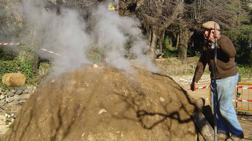 Encesa de la carbonera a Sant Llorenç  de la Muga.   | FRANCESC RIERA