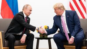 El presidente de Rusia, Vladímir Putin, estrecha la mano del presidente de Estados Unidos, Donald Trump, durante una reunión en el G20 de 2019.