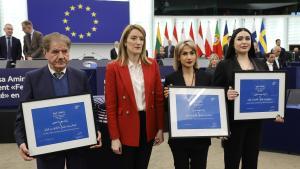 La presidenta del Parlamento Europeo, Roberta Metsola (en el centro) junto a dos activistas iranís y al abogado de la familia de la fallecida Mahsa Amini, en la entrega del premio Sajarov en Estrasburgo.