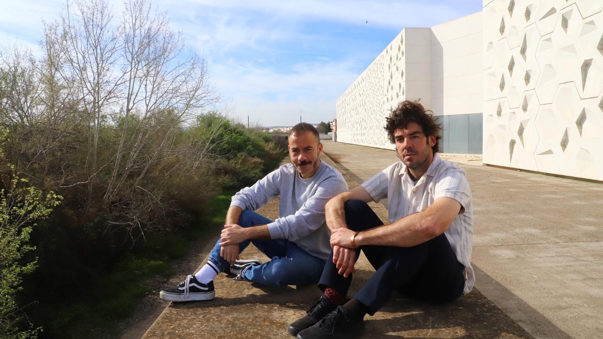 Jesús Alcaide y Javier Orcaray, miembros del colectivo Plata junto a Gaby Mangeri