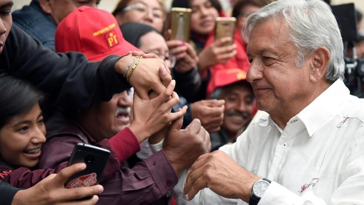 López Obrador, del partido Morena, saluda a un grupo de simpatizantes en Tlaxcala.