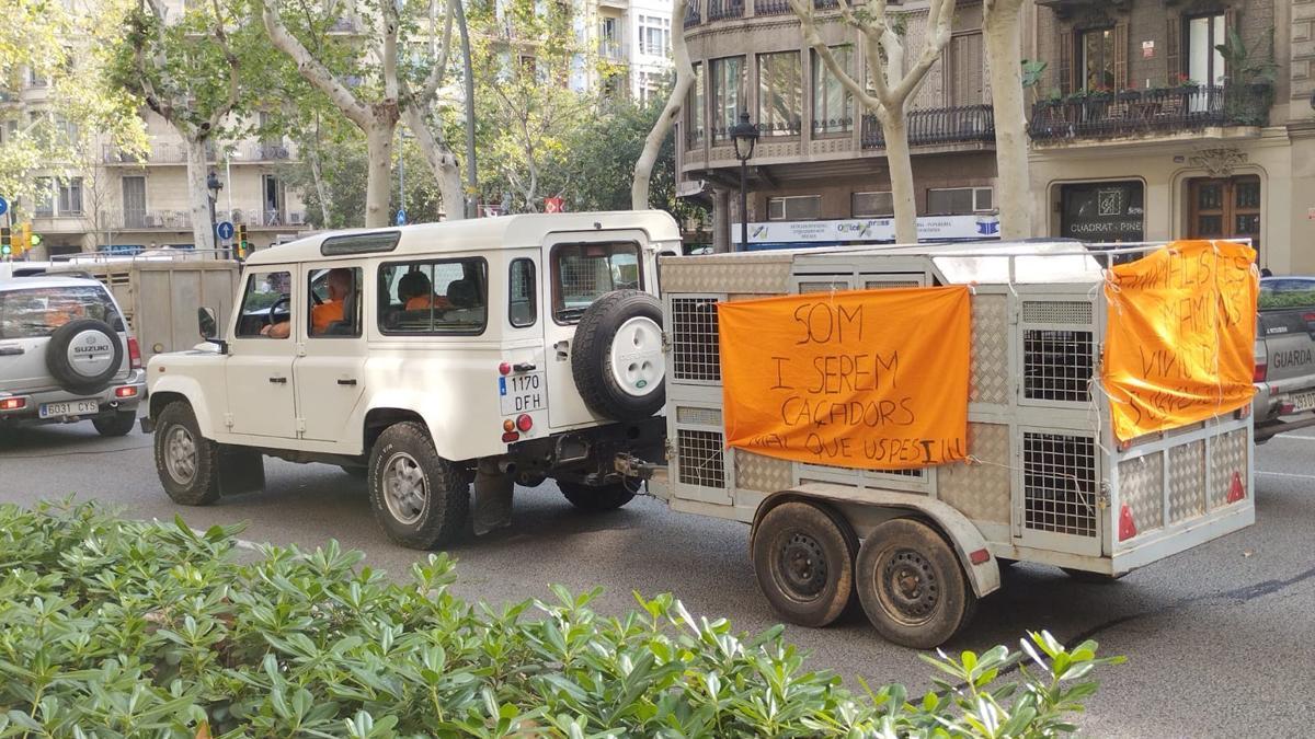 1.000 caçadors es manifesten amb cotxe per Barcelona: «Volem tenir els nostres gossos tranquils»