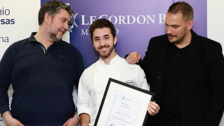 El joven alicantino, con su diploma