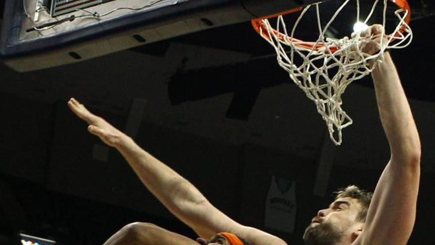 Marc Gasol se dispone a taponar una entrada a canasta de Dudley.