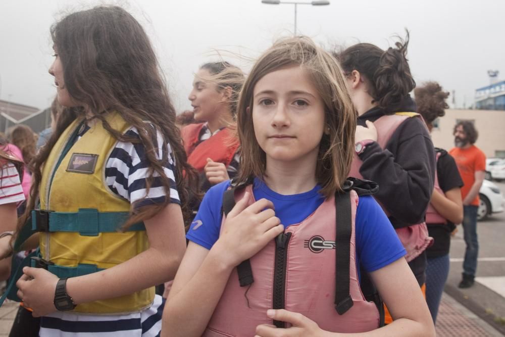 Botadura de chalanas de cartón en Marina Yates, en Gijón