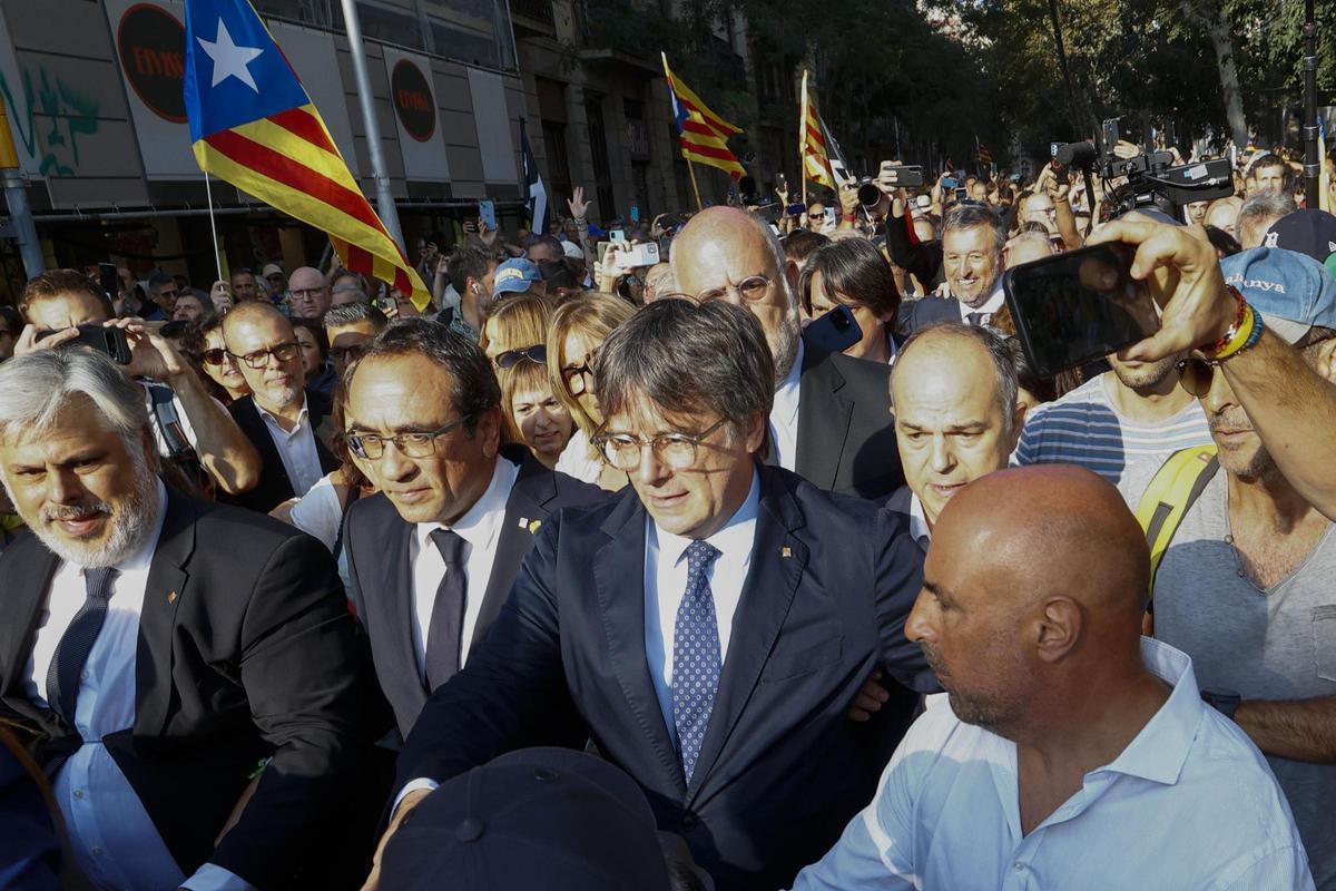 L'expresident de la Generalitat Carles Puigdemont, arribant a l'Arc de Triomf, acompanyat de Josep Rull, Laura Borràs i Jordi Turull