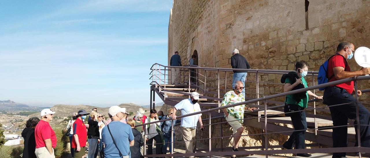 Los cruceristas visitando el castillo de Petrer.