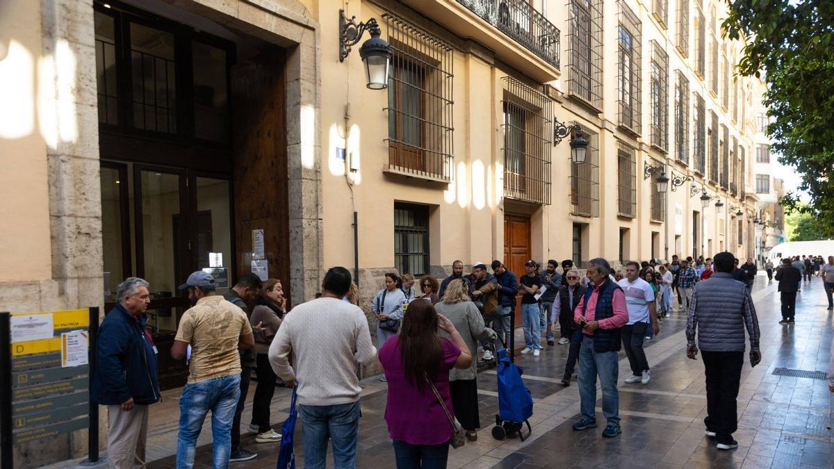 Cues en l’ajuntament de València per a la regulació de migrants