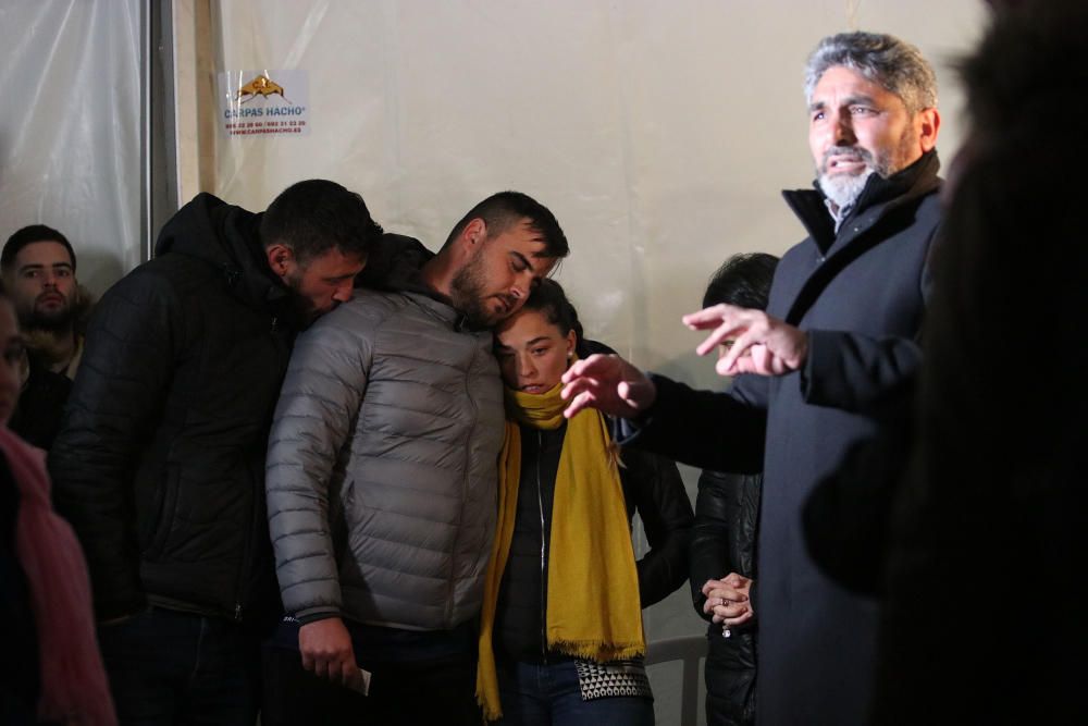 Los vecinos del pueblo dan su ánimo y apoyo a la familia del pequeño Julen, en las últimas y decisivas horas de su rescate. Unas 200 personas han cantado y rezado por el pequeño y por los mineros