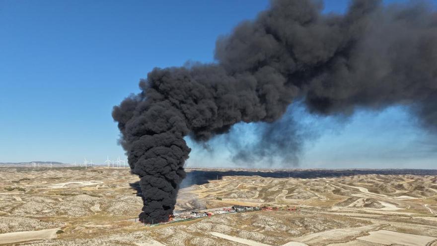 Aparatoso incendio en una empresa de reciclaje en La Puebla de Alfindén