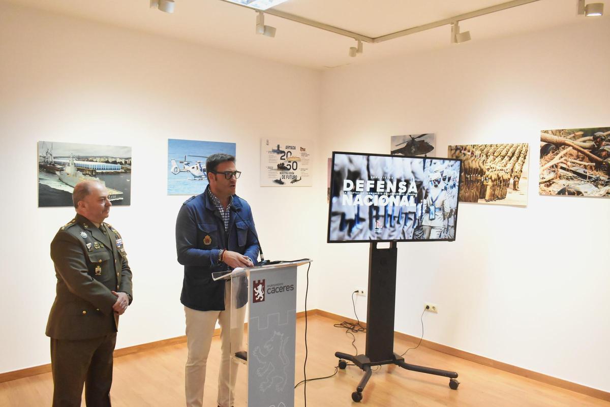 Galería | Así fue la inauguración de la exposición de las Fuerzas Armadas en Cáceres