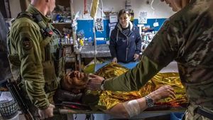 médicos militares preparan el traslado de un soldado ucraniano herido en Popasna (Lugansk) en mayo de 2022.