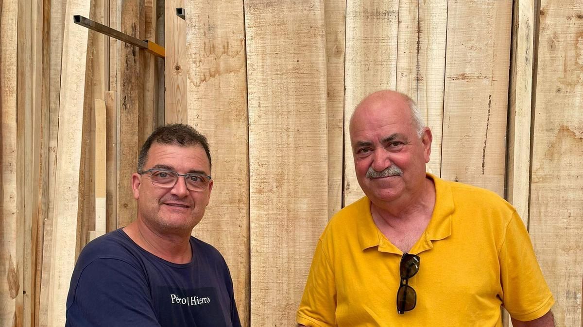 Pere Baenas junto al presidente de la hoguera Sagrada Familia, Carlos Gosálvez, tras la firma del acuerdo.