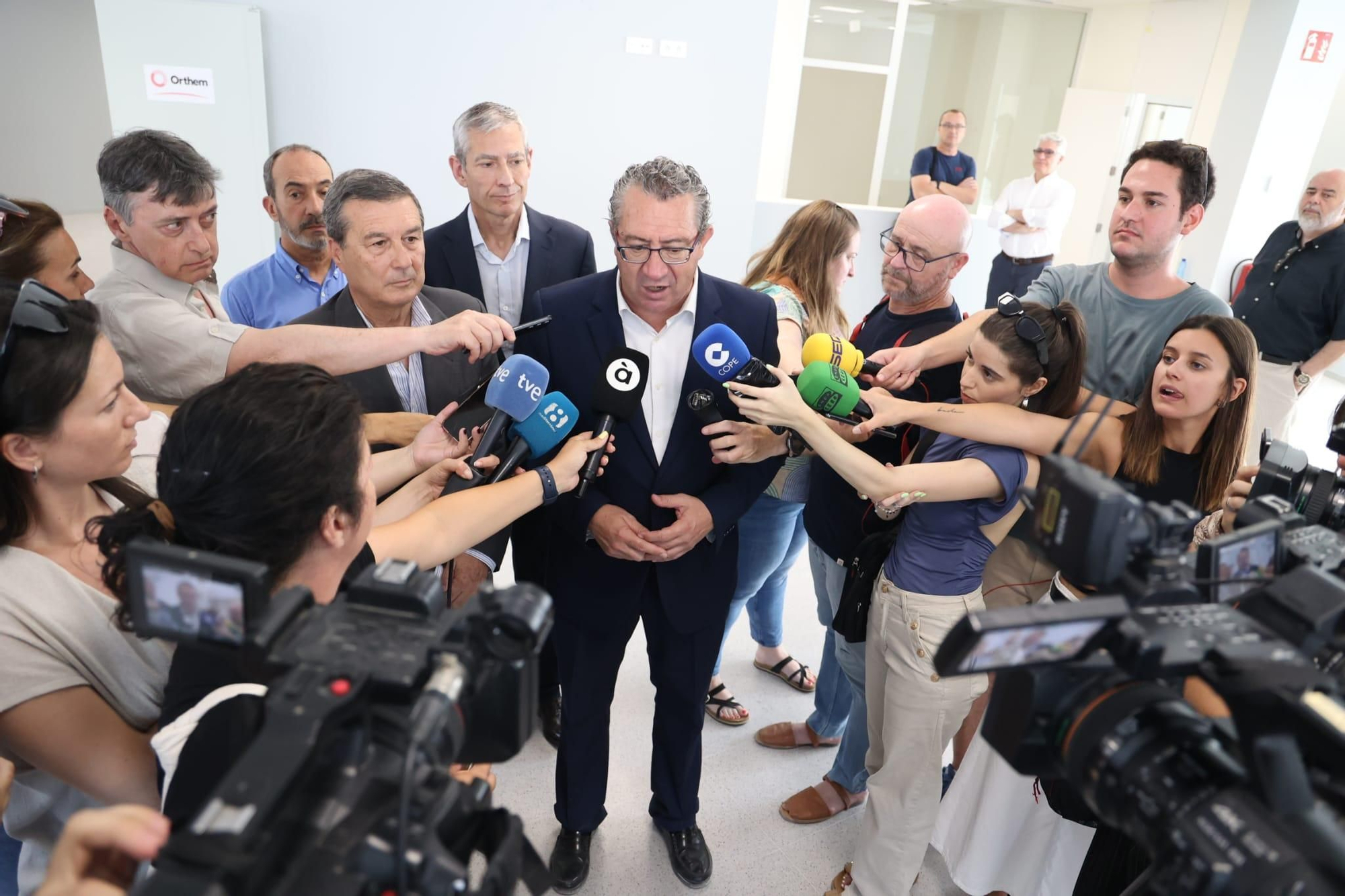 Visita de Mazón al centro de salud Rincón de Loix en Benidorm