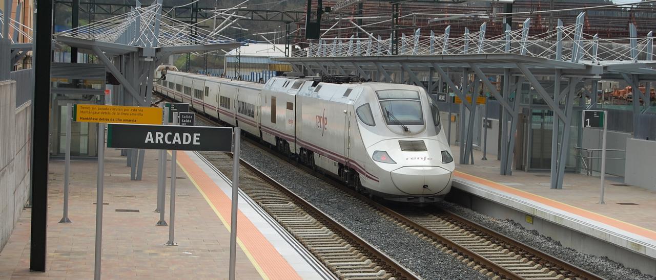Un tren de Alta Velocidad entre Vigo y Ourense a su paso por Arcade