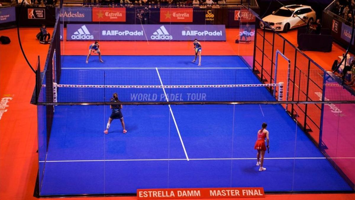 Las hermanas Alayeto, ante Sánchez y Ortega durante la final femenina del Estrella Damm Master