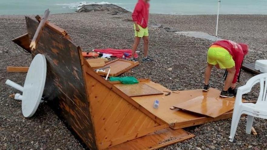 Las tormentas que afectan a Castellón arrasan un puesto de salvamento de la playa de Nules