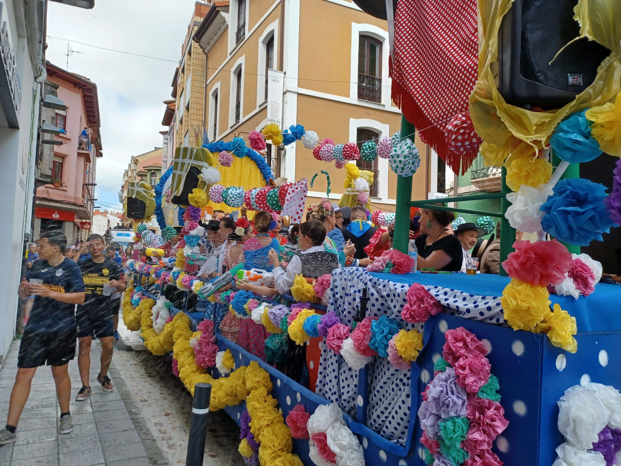 Miles de personas se mojan en Grado: así ha sido el desfile del agua por el centro de la villa moscona