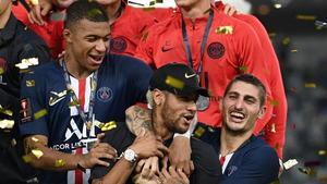 Neymar, abrazado por Mbappé y Verratti en la celebración de la Supercopa de Francia.