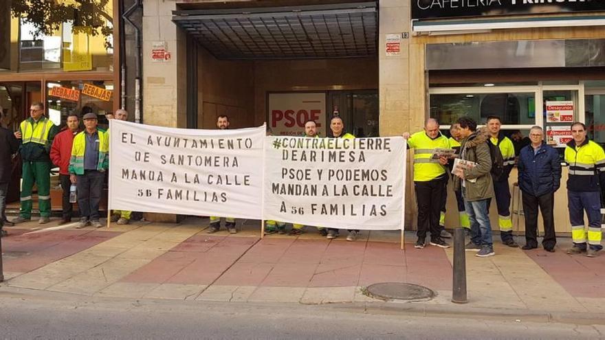 Un momento de la protesta de ayer de los trabajadores de la cantera de Santomera.