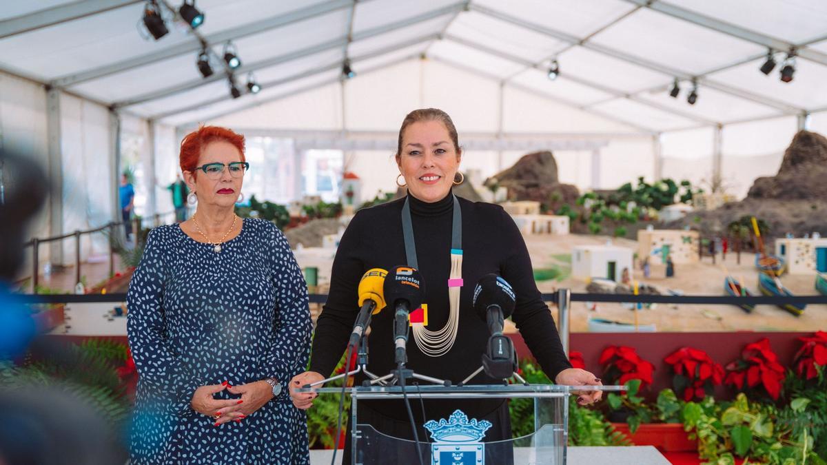 Encarna Páez y Astrid Pérez en la inauguración del belén de Arrecife en el parque José Ramírez Cerdá.