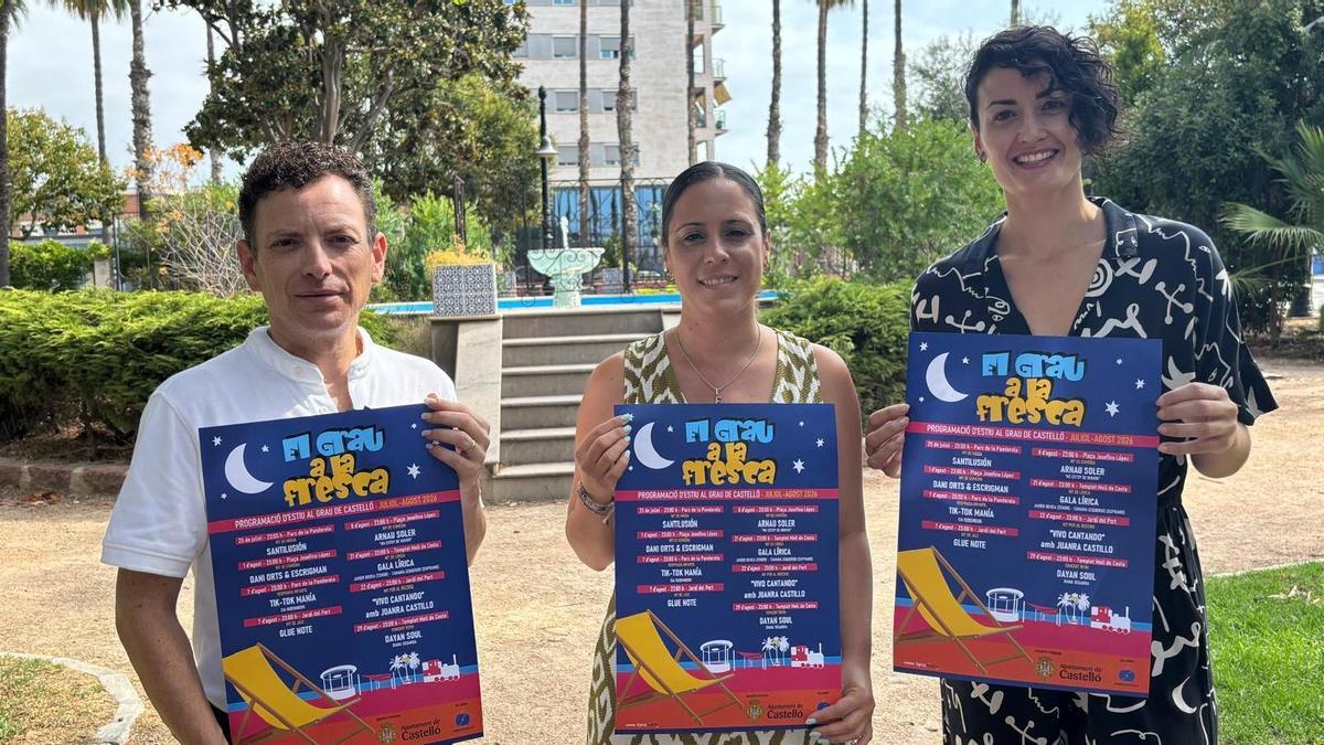 Ester Giner con el cartel de Grau la Fresca.