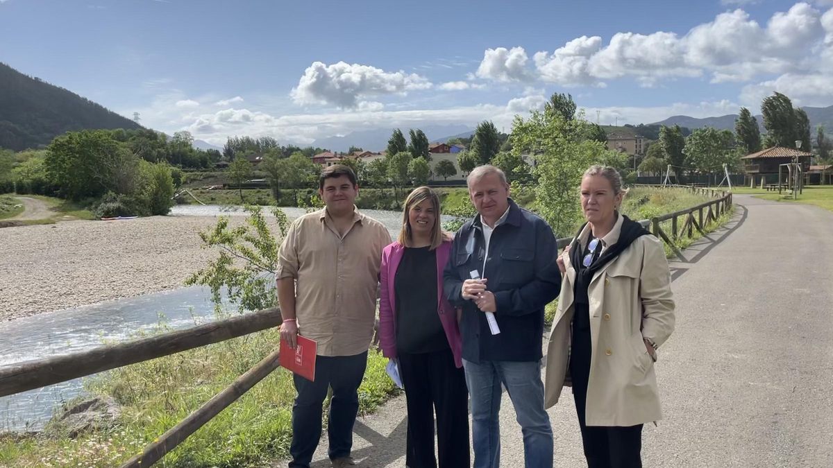 Por la izquierda, el concejal Víctor Rodríguez, Gimena Llamedo, Emilio García y la también edil parraguesa Sandra González, en el parque de la Concordia.