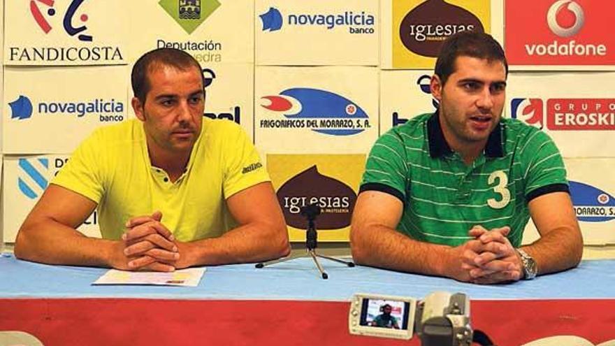 El director deportivo, Óscar Fernández (i), y Dani Cerqueira, en la presentación del jugador. // C. Giménez