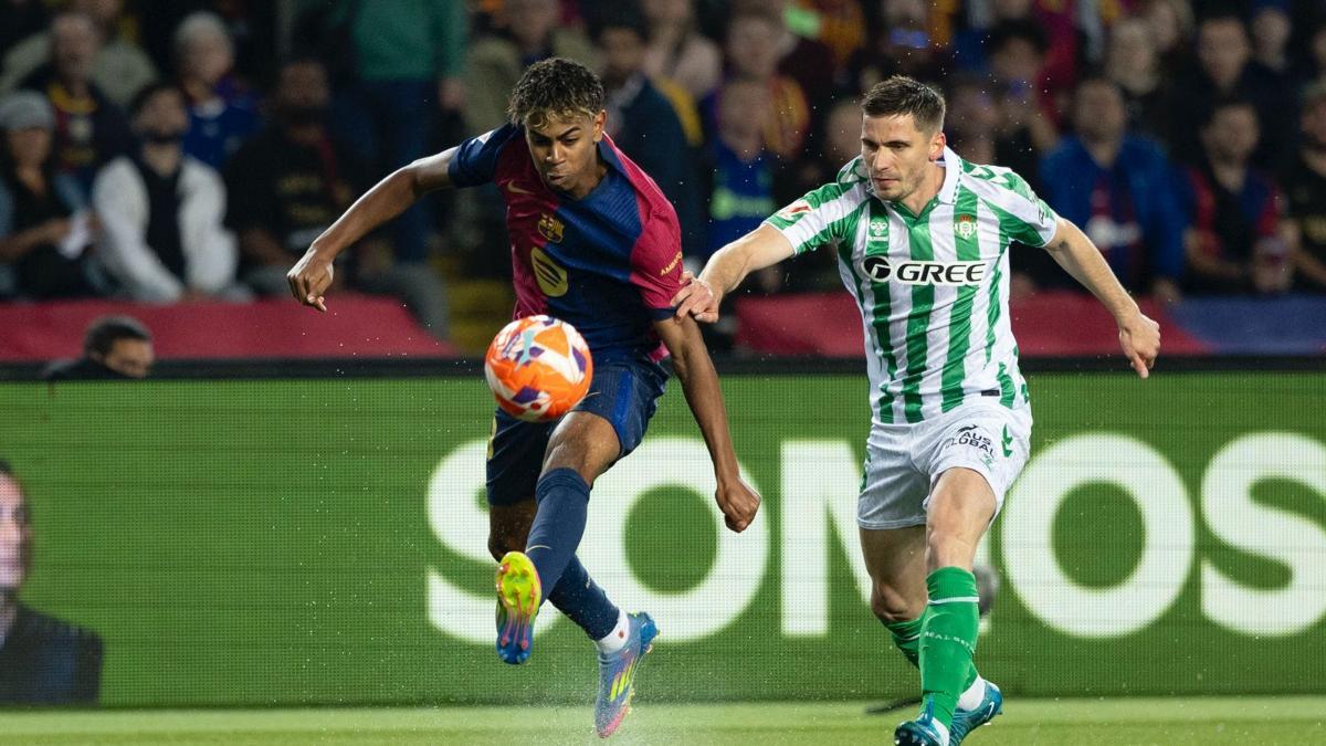 Lamine ante el Real Betis