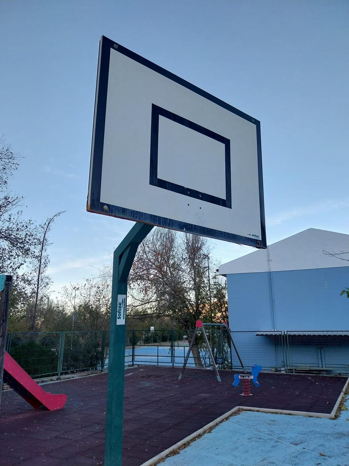 Parque en Arneva, al que le falta la red de la canasta.