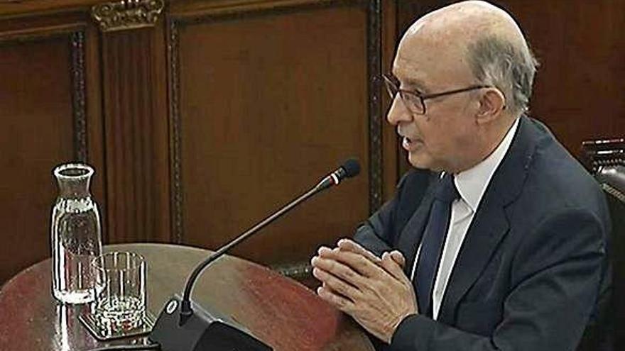 Cristóbal Montoro, declarant com a testimoni.