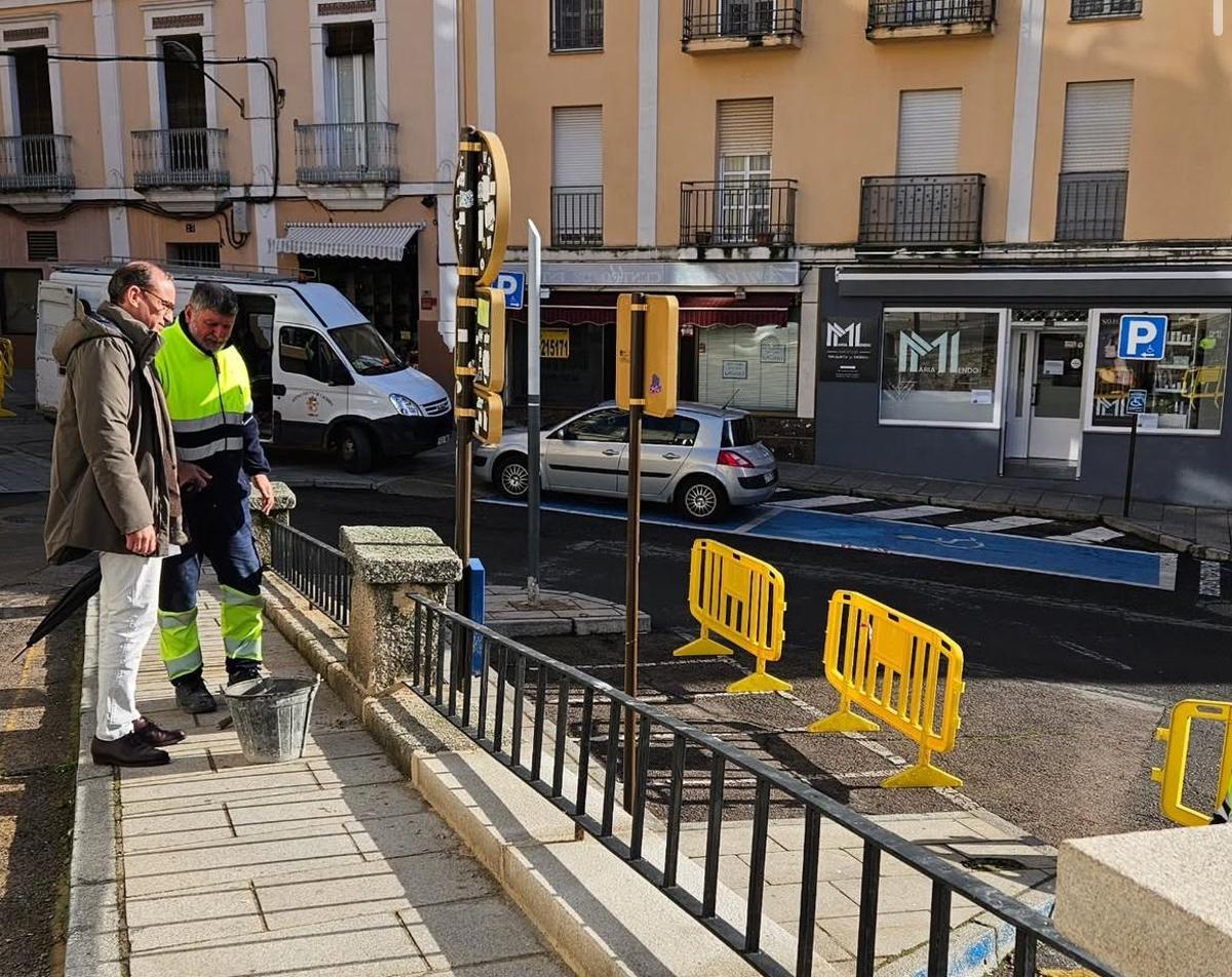 Rafa Mateos visita el arandel de la plaza Marrón una vez reparado.