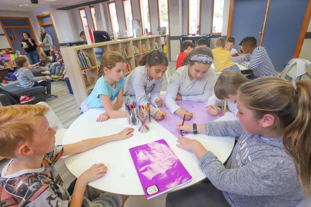 El centro pone en marcha un espacio multiusos para un alumnado diverso, con más de un 60% de extranjeros y muy bien acogido por la comunidad escolar de Orihuela Costa