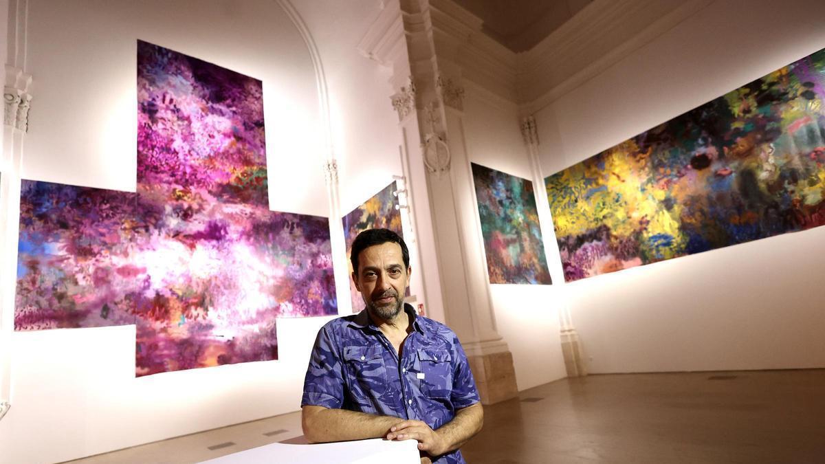 El artista Gonzalo Sicre en la Sala Verónicas con su exposición 'Codex'.