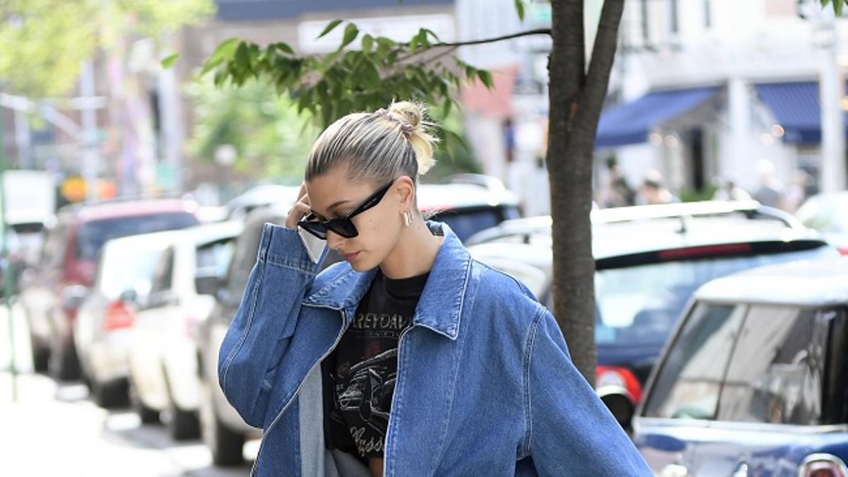 Hailey Baldwin con total denim look