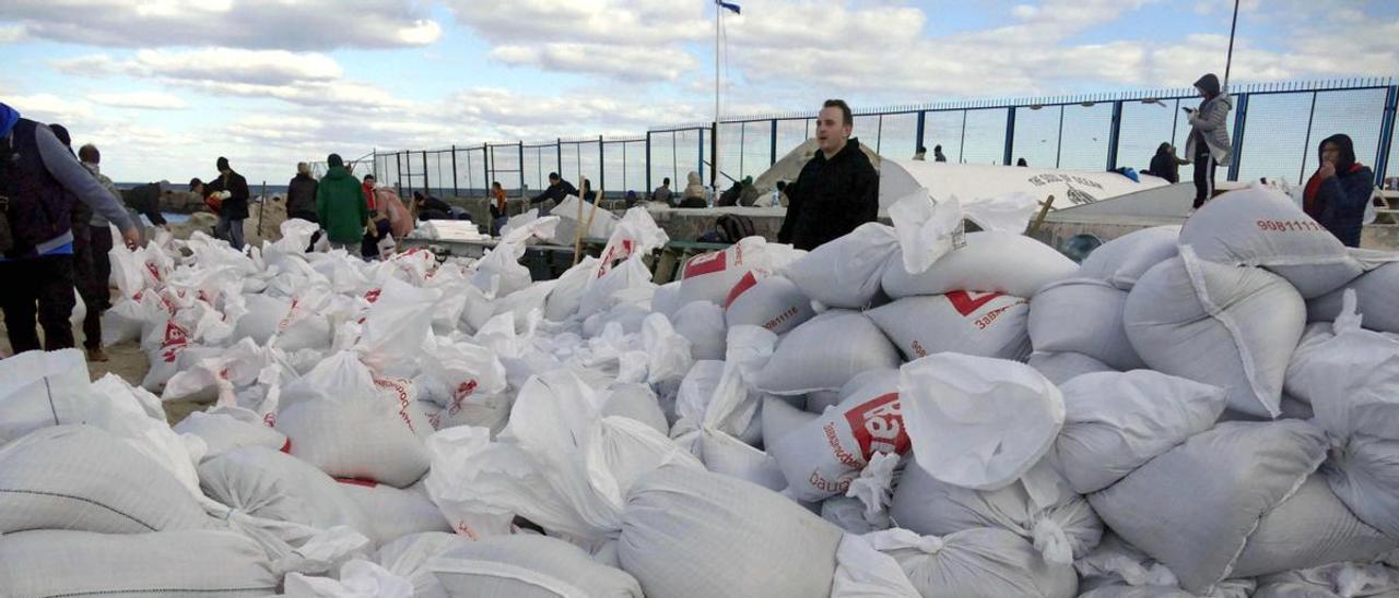 Ciudadanos de Odesa, donde se ubica el almacén de Tescoma, acumulando sacos para atrincherarse