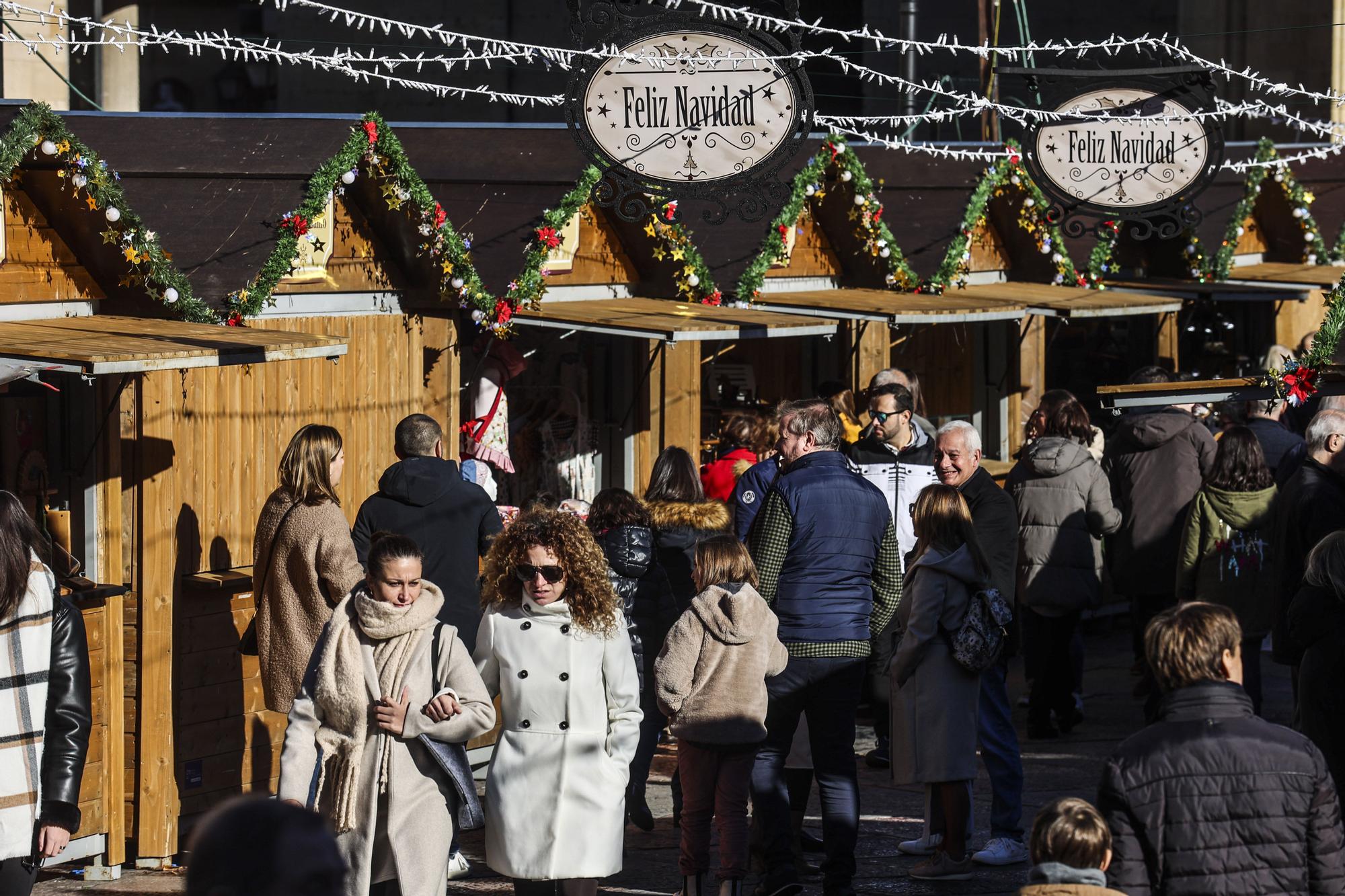 Un paseo por el mercado de Navidad de Oviedo