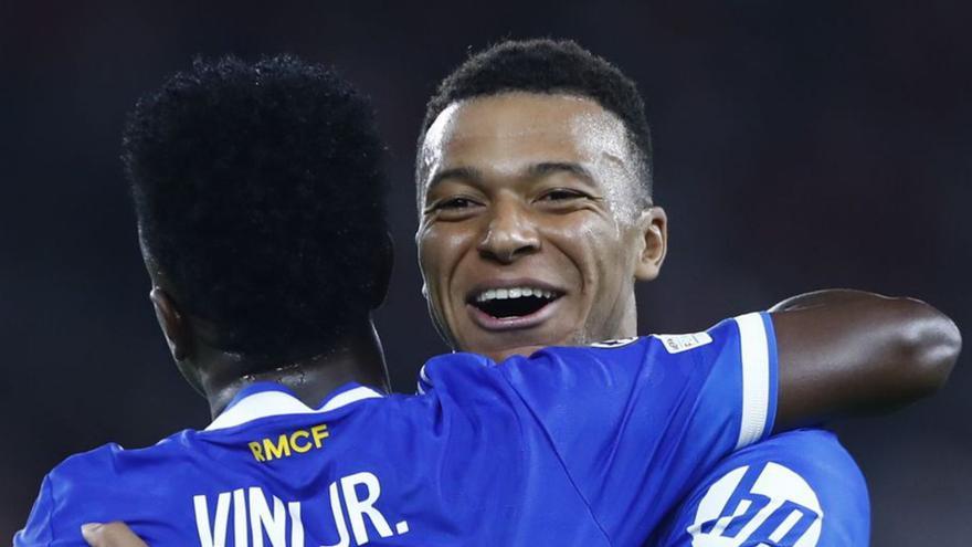 Vinícius i Mbappé s’abracen després d’un dels gols del francès. | AFP7