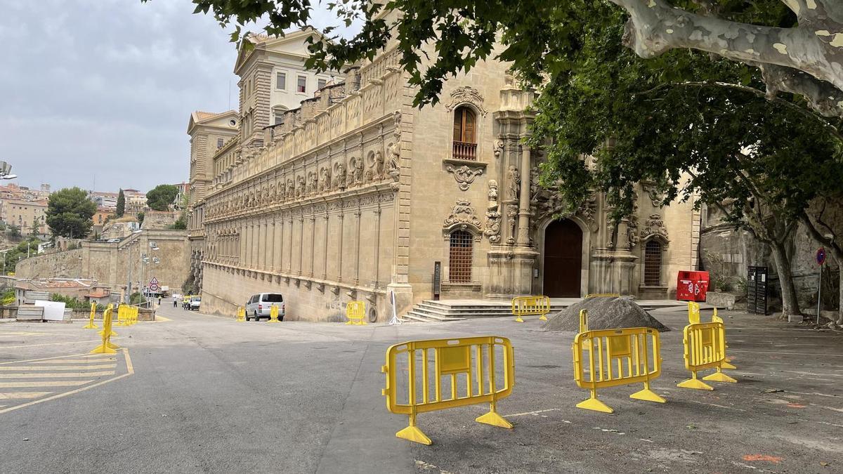 Tanques a l&#039;esplanada davant del Santuari de la Cova, on s’hi prohibirà l’estacionament des d&#039;aquesta setmana perquè començaran les actuacions