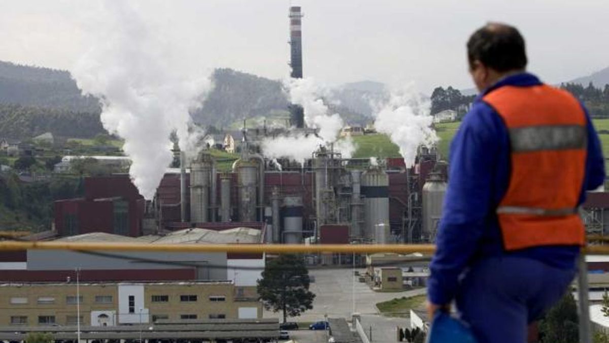 Las instalaciones de la papelera Ence en Navia.