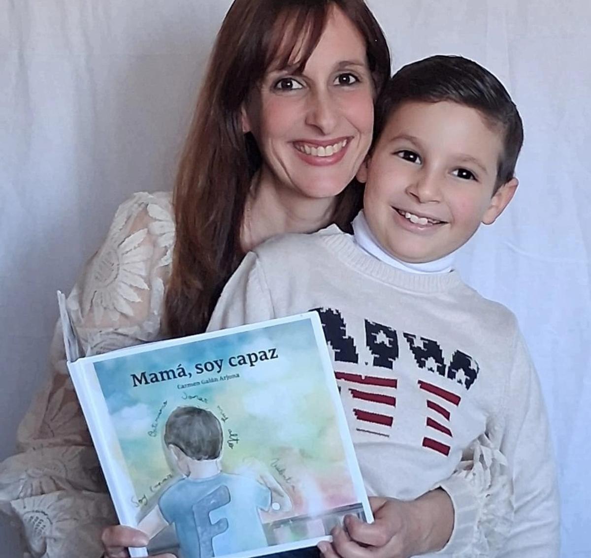 Carmen Galán, con su hijo Francisco, inspirador del libro.
