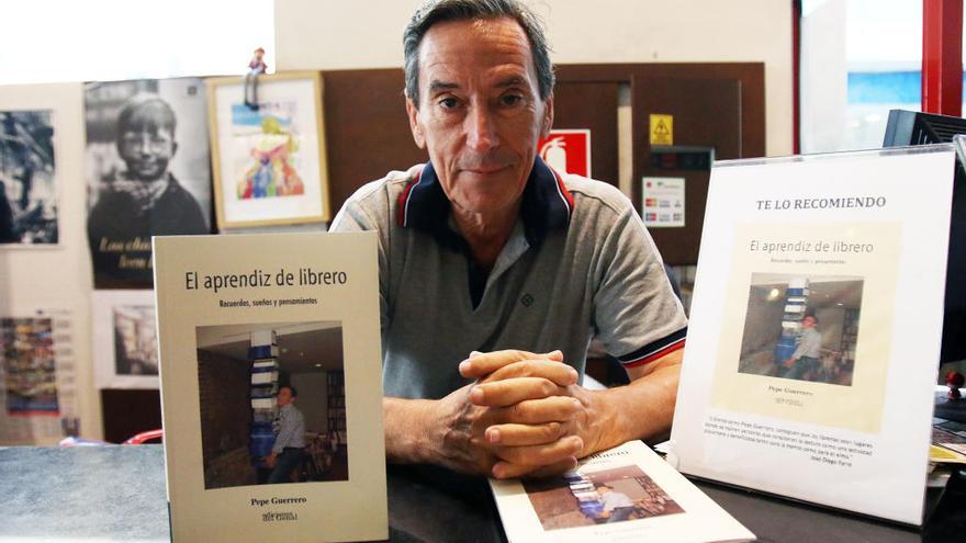 Pepe Guerrero, en un rincón de Proteo, la librería en la que ha trabajado durante 45 años, hasta su prejubilación.