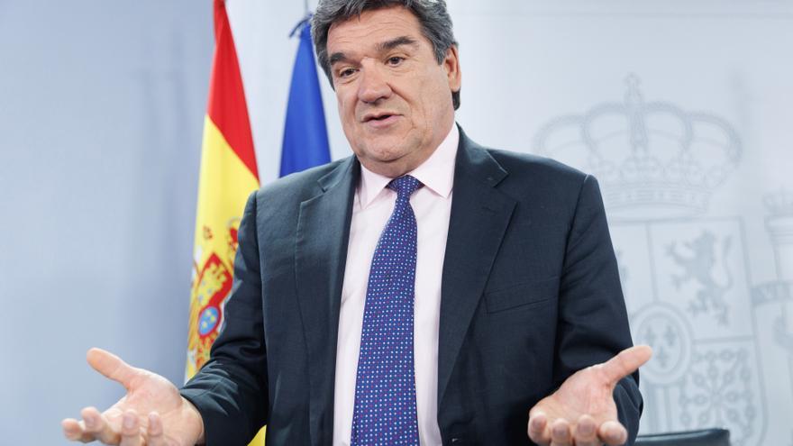 El ministro de Inclusión, Seguridad Social y Migraciones, José Luis Escrivá, atiende a medios tras una rueda de prensa posterior al Consejo de Ministros, en el Palacio de La Moncloa, a 16 de marzo de 2023, en Madrid
