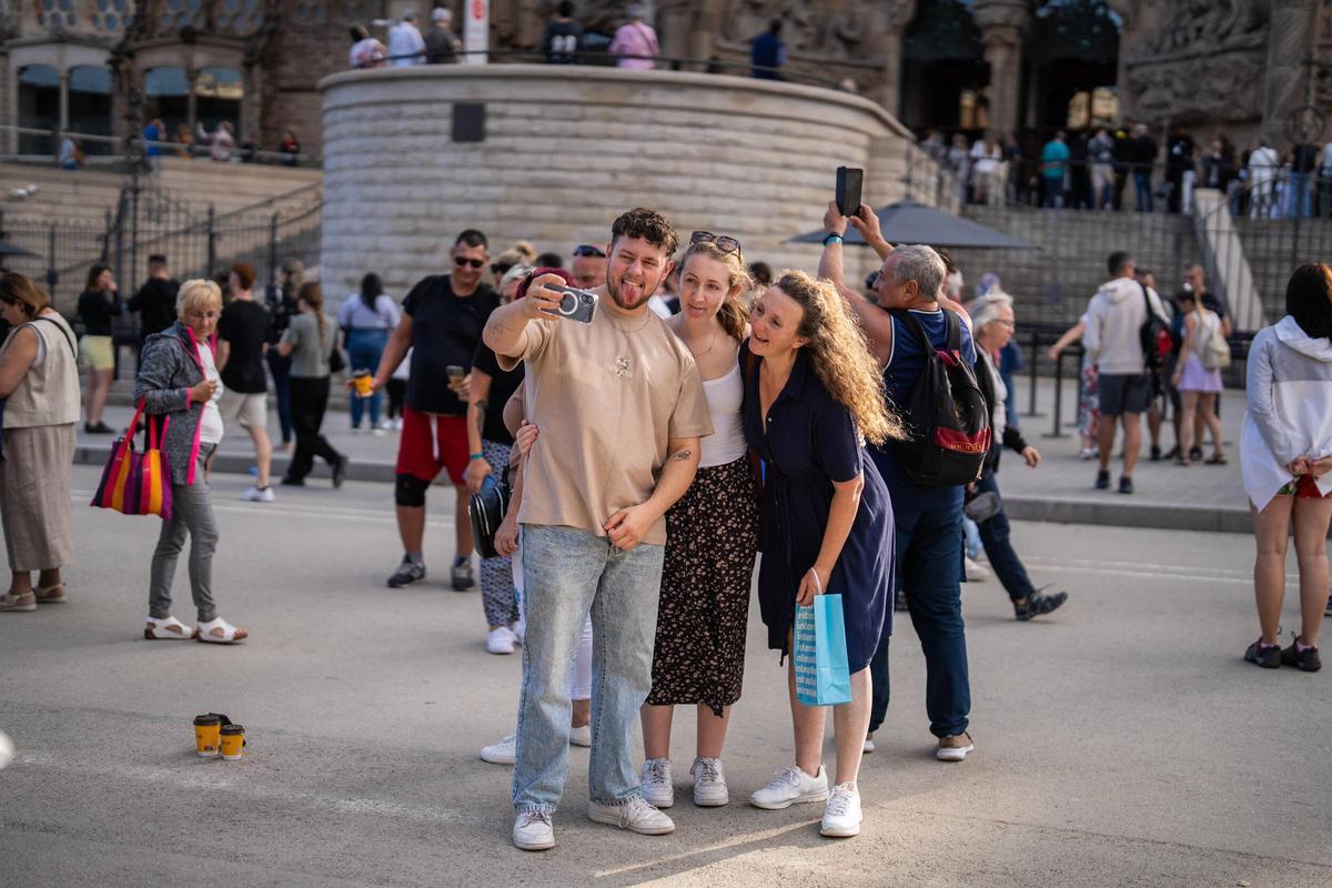 'Selfie' de grupo ante la Sagrada Família, este lunes