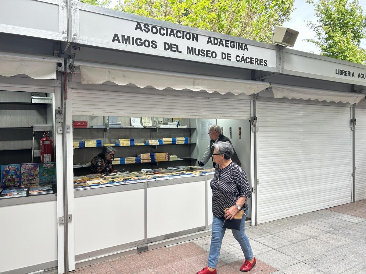 Fotogalería | Todo listo para el arranque de la Feria del Libro de Cáceres Fotogalería | Todo listo para el arranque de la Feria del Libro de Cáceres