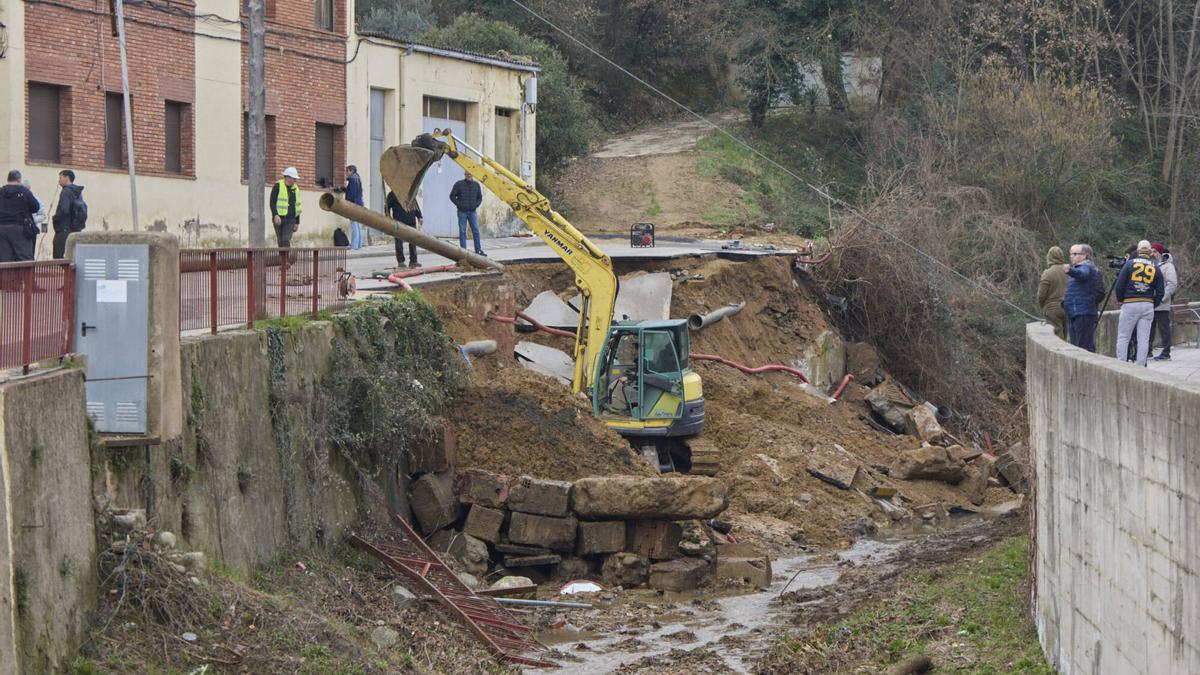 VÍDEO | La gravetat de l’avaria a Anglès per l’esllavissada en un carrer impedeix restablir el servei