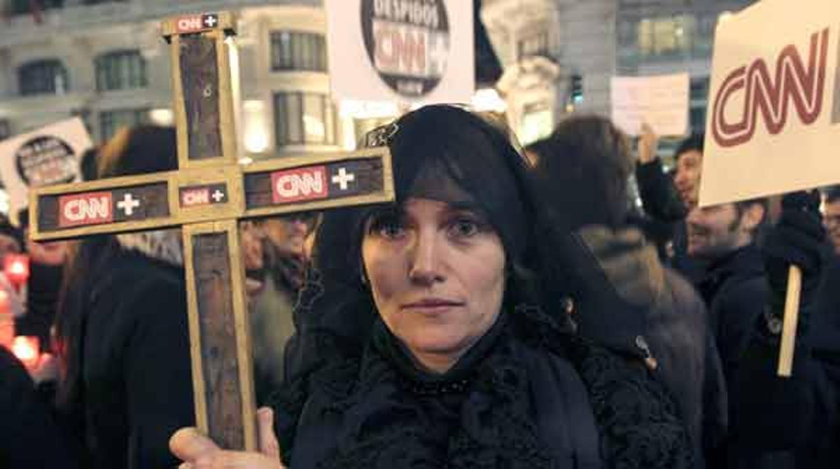 Últims minuts de l’emissió del canal de notícies CNN+. El seu espai a la TDT l’ocupa el canal 24 hores de ’Gran hermano’.