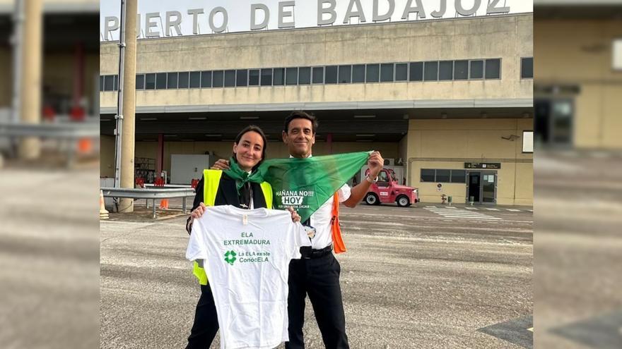 Lucía Pombo, con la asociación ELA de Extremadura en el aeropuerto de Badajoz