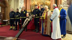 Bomberos de Madrid sacan el Cristo de los Niños de la Iglesia de San Antón